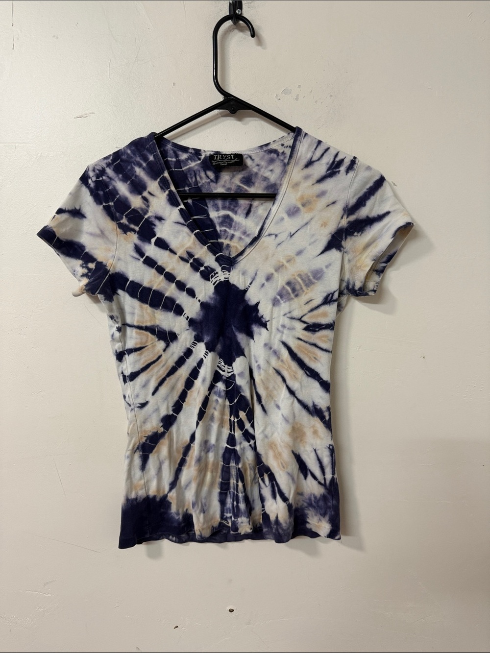 Tryst Navy, White & Tan Tie-Dye V-Neck Tee
